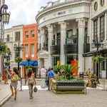 外国の街並みの中へ入っていくような未知の世界のイメージ