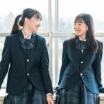 学校の制服を着た二人の学生。夢占いで人から見られたい自分や新しい役割を表すイメージ