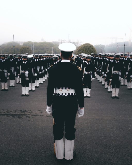 制服を着て整列する人々の姿。夢占いで責任や役割、社会的立場を表すイメージ