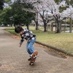 スケボーに足を乗せて滑り出そうとしている人の足元。自由に進みたい気持ちや、挑戦する心を表す夢占いのイメージ。