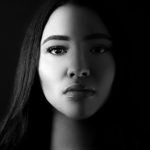 感情と理性が対立する心の葛藤を象徴する女性の横顔