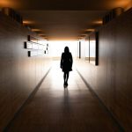 死ぬ夢のイメージとして使える、光の差す通路を歩く人物のシルエット