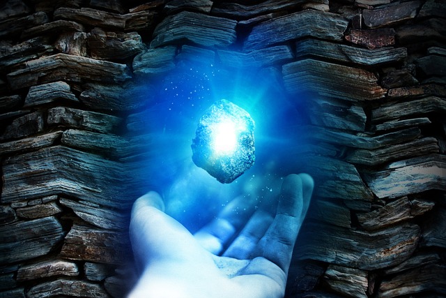 手元に神秘的に光る何かが降りてきます