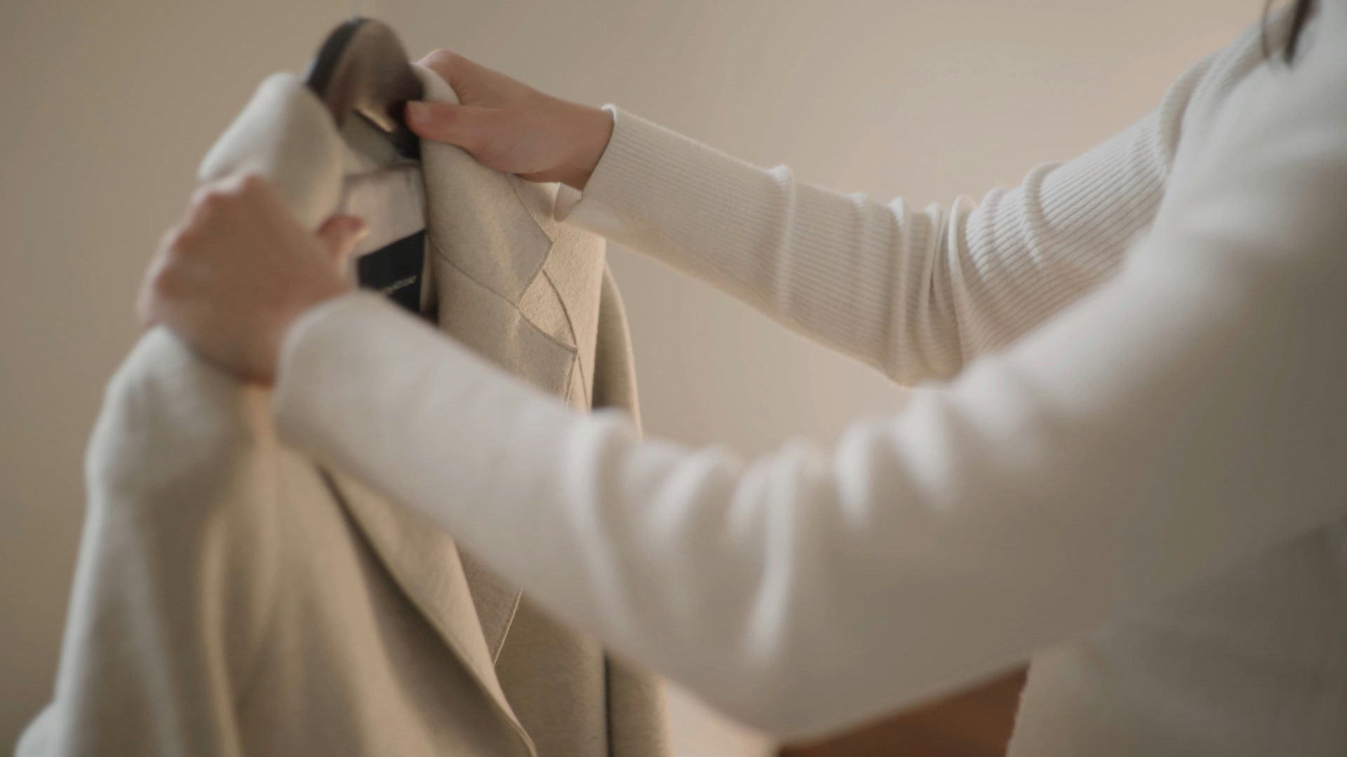 服を選ぶ手元・choosing clothes for the right outfit
