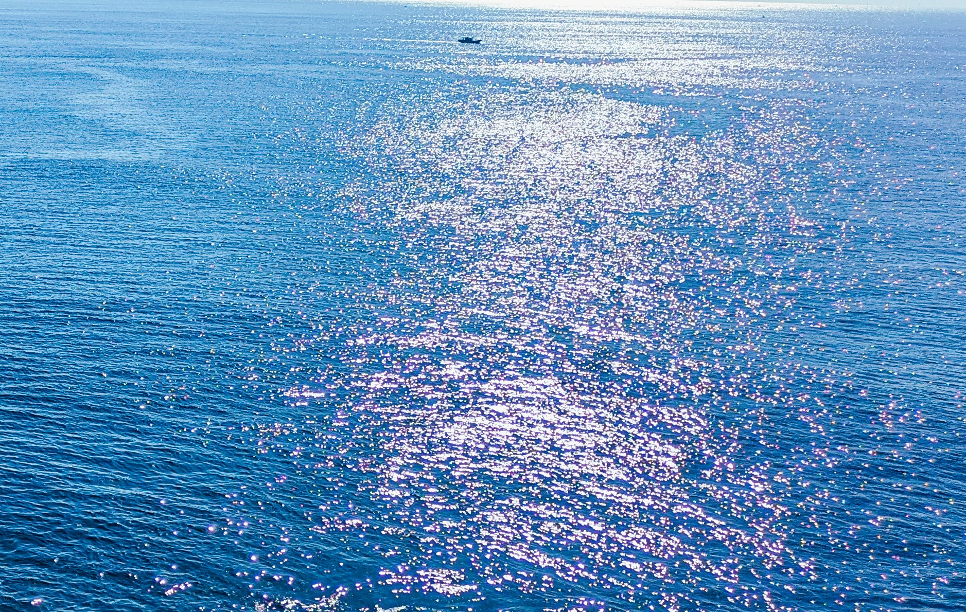 光に輝き、青く澄み渡る水面