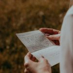 手紙を読む夢が、本当の気持ちや心の奥にあるメッセージを受け取ることを表すイメージ