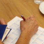 スケジュール帳に予定を書き込む手元。準備や段取りを確認する夢のイメージ
