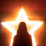光る五角星の前に立つ人物｜夢に出る数字5・五感と自我の象徴