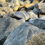 大きくゴツゴツした岩が重なっている様子