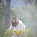 野の花を摘みながらかごを持つ白い服の女性の幻想的なイメージ