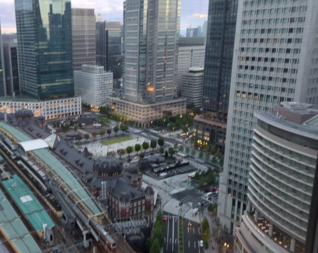 都会・都市の夢を象徴する東京駅周辺の高層ビル夜景｜Urban cityscape around Tokyo Station at dusk