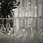 静かに並ぶ伏せたグラス upside-down glasses lined up quietly