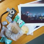 お土産の夢の意味を表す、旅先の写真と小さなお菓子が並ぶ風景