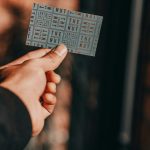 手に持たれたポイントカードのクローズアップ