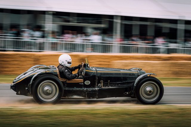 クラシックレーシングカーがサーキットを走る様子。自己を律し、人生のレースに挑む姿勢を象徴する夢のイメージ