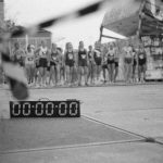 レースのスタート前に表示された00:00:00のタイマー。新しい挑戦や決意の始まりを象徴する夢のイメージ