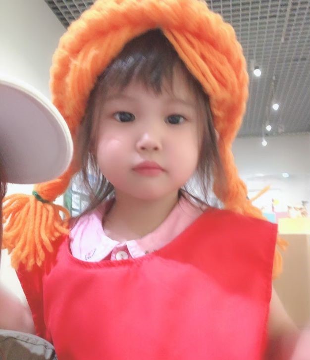 三つ編みのかつらをかぶった女の子