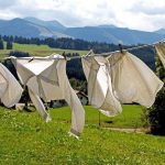 光の中で洗濯物を干す風景｜変化を受け入れる心を象徴する夢