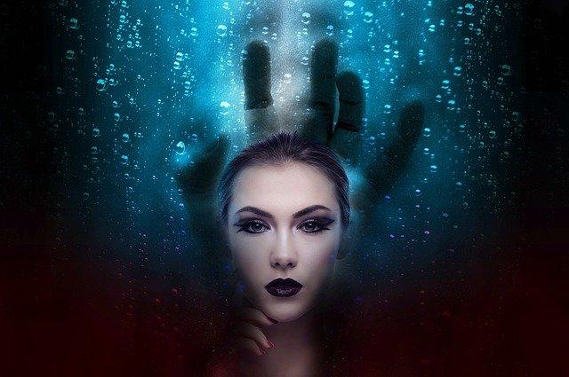 「取り憑かれる夢を象徴する、背後から迫る影の手と女性の幻想的な顔｜surreal image of a woman with a shadow hand behind her representing dream possession」