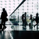 夢の背景として登場する人々を象徴する駅構内のシルエット写真 