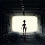 暗闇のトンネルの中から近づいてくる得体の知れない存在を描いたイメージ。侵入してくる夢や心の境界線の象徴
