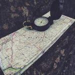 地図の上に置かれたコンパス：探し物の夢が示す本当の願いや方向性の象徴 