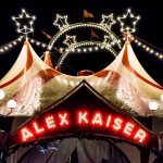 夜のサーカステントが象徴する非日常と刺激的な夢の世界