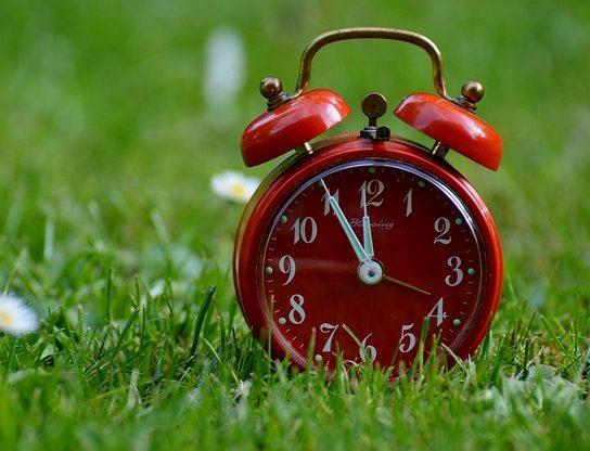 ベルのついた赤い目覚まし時計