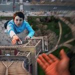 崖から落ちそうになり、誰かの手に必死で手を伸ばしている場面。あと一歩で届かない“惜しい夢”の象徴。