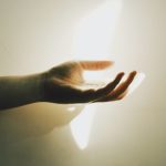 光を受ける差し伸べた手｜握ってもらえない夢の意味