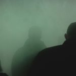 霧の中で向かい合う人物のシルエット
