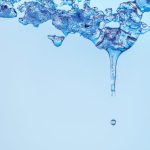 溶けた氷から水滴が落ちる瞬間