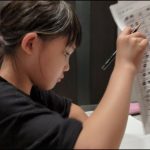 女の子が家庭でワークに取り組んでいる｜girl studying at home
