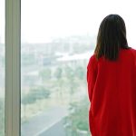 夢の中で自分は登場せず、ただ状況を見下ろしている女性