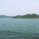 海の向こうに緑の島が見える静かな風景