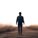 霧のかかった道に立つ人物｜目的地に辿りつけない夢・迷いの象徴（man standing on a foggy road）