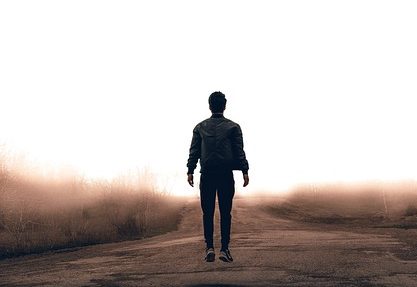 立ち尽くす人、自分がどこにいるのか、わからないという印象の男性