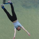 バンジージャンプの夢で逆さまに落下する人物。恐怖を感じながらも挑戦する心理を象徴する dream bungee jump falling challenge 