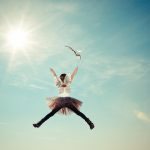 新しい世界へ飛び出す子ども｜牡羊座の象徴・はじまりと衝動のエネルギー