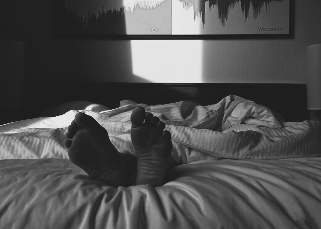 眠っている人の足が、布団からはみだしている