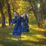 森の中を笑顔で走る二人の子ども 双子座が象徴する好奇心と成長の段階