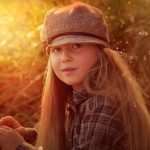 夕陽に照らされ、自信に満ちた眼差しを向ける少女（獅子座の象徴）