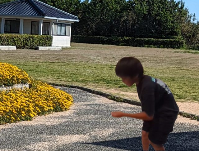 落ちてるお金を拾っている