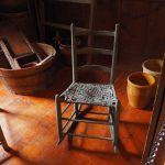 中古品や不用品が散乱した部屋の夢イメージ｜過去への執着や心の停滞を象徴