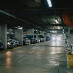 屋内駐車場で車を停める場所を探し続け、心が疲れている状態を表す夢のイメージ 