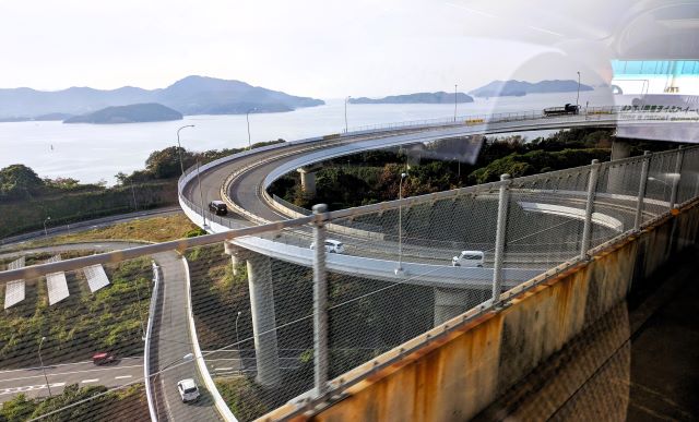 道を間違えたと気づきながらも引き返せない心理を象徴する高架道路