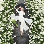 白い花に囲まれて横たわる女性：現実と夢の境界が曖昧になる象徴的なイメージ 