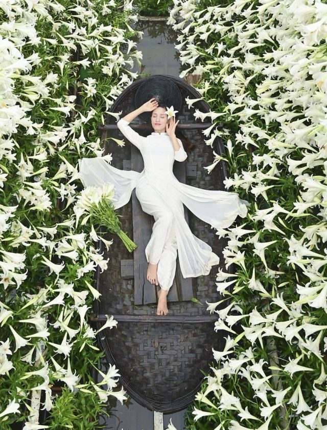 白い花に囲まれて幸せそうな女性