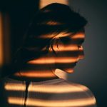 誘惑される夢 そそのかされる夢のイメージ・光と影の中で振り向く女性