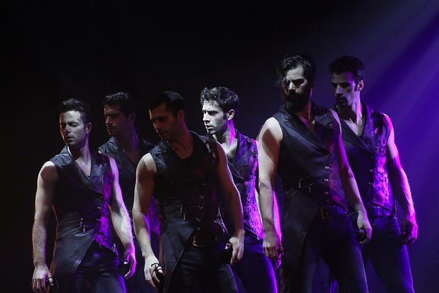 ホストの夢が象徴する夜の誘惑と非日常的な世界